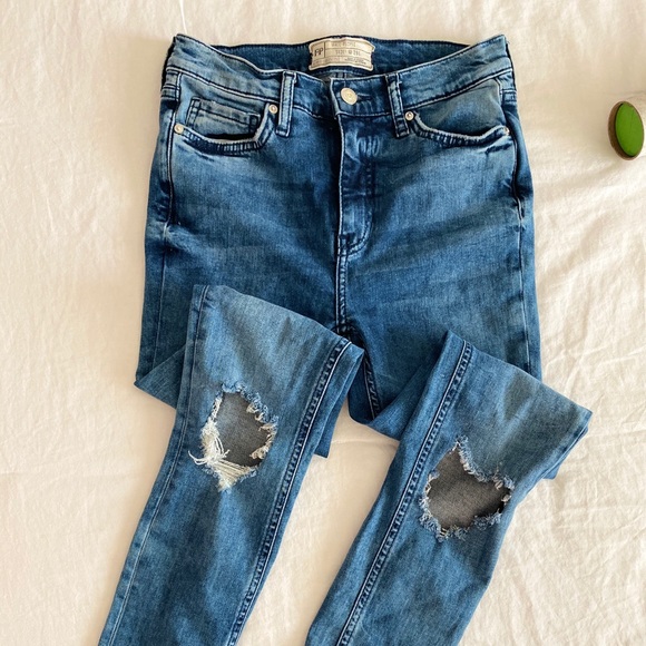 Free People Distressed Skinny Jeans - Picture 1 of 4